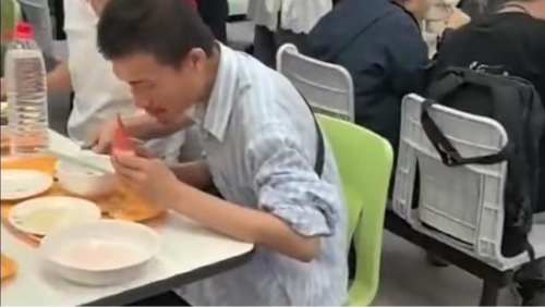 韦东奕用餐遭近距离拍摄。